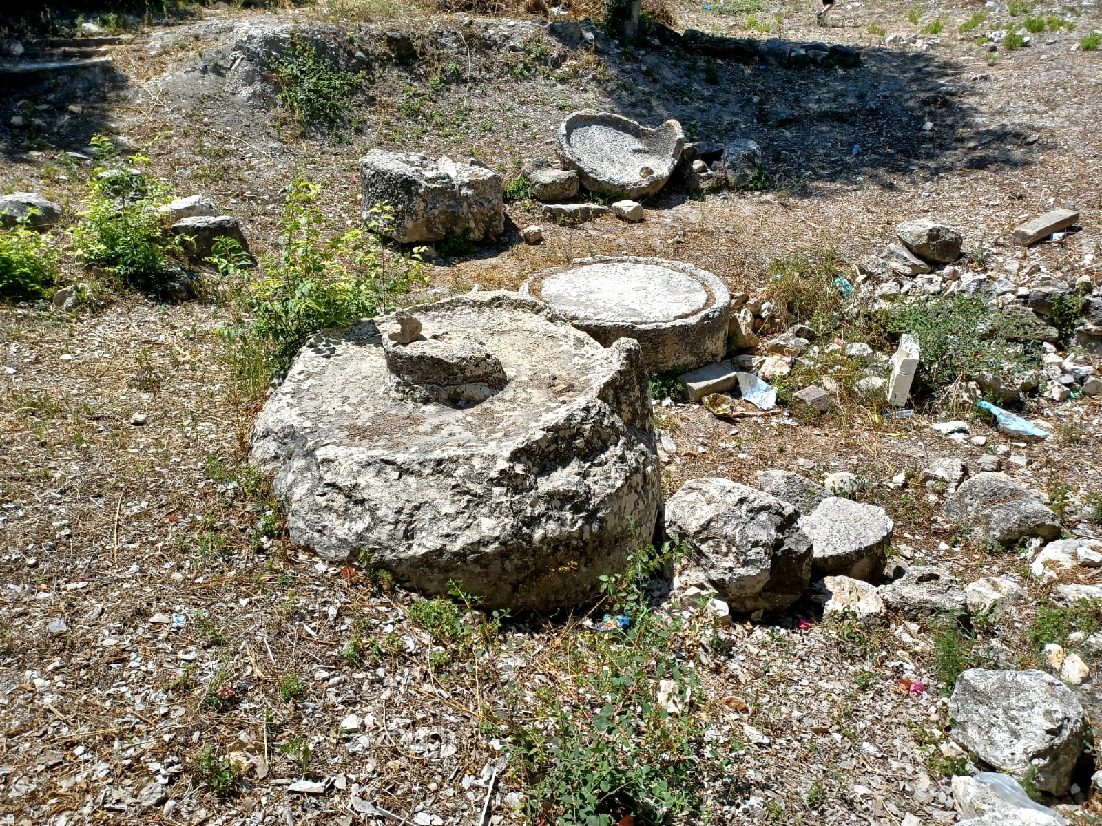Vasques et jarres de pierre sur le site de Cana au Liban